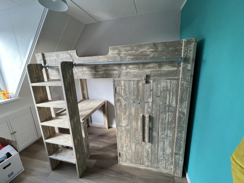 Steigerhouten hoogslaper supreme met kledingkast, bureau, trap en veiligheidsrails.