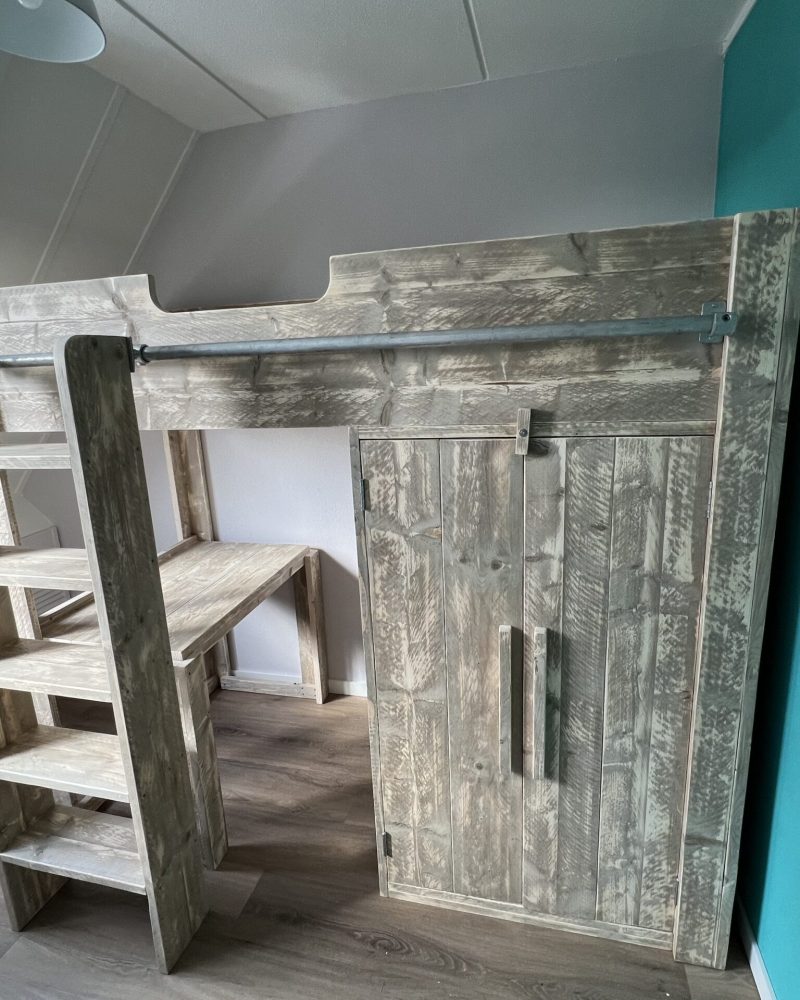 Steigerhouten hoogslaper supreme met kledingkast, bureau, trap en veiligheidsrails.